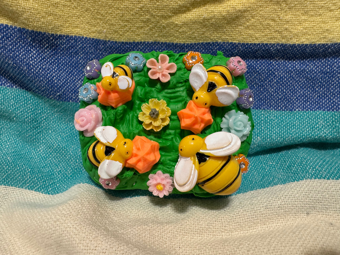 Decoden Mint Tin Bumblebee Garden
