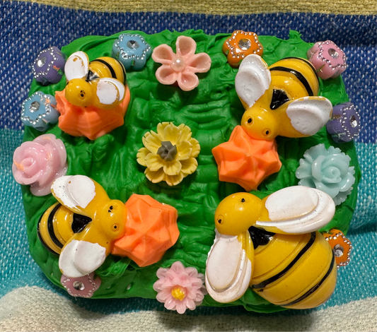 Decoden Mint Tin Bumblebee Garden